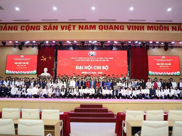 A group of people posing for a photo

Description automatically generated