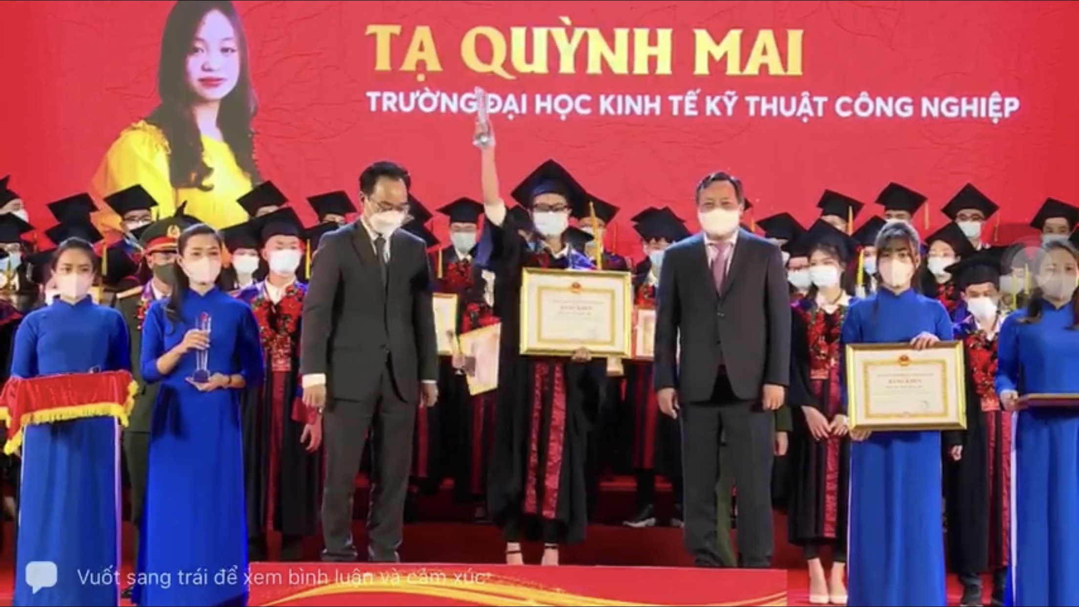 Sinh viên Tạ Quỳnh Mai – ĐHQTKD11A5HN vinh dự được vinh danh tại Văn Miếu Quốc Tử Giám vào tối ngày 18/11/2021 trong “Lễ tuyên dương thủ khoa xuất sắc tốt nghiệp các trường đại học, học viện trên địa bàn thành phố Hà Nội năm 2021”