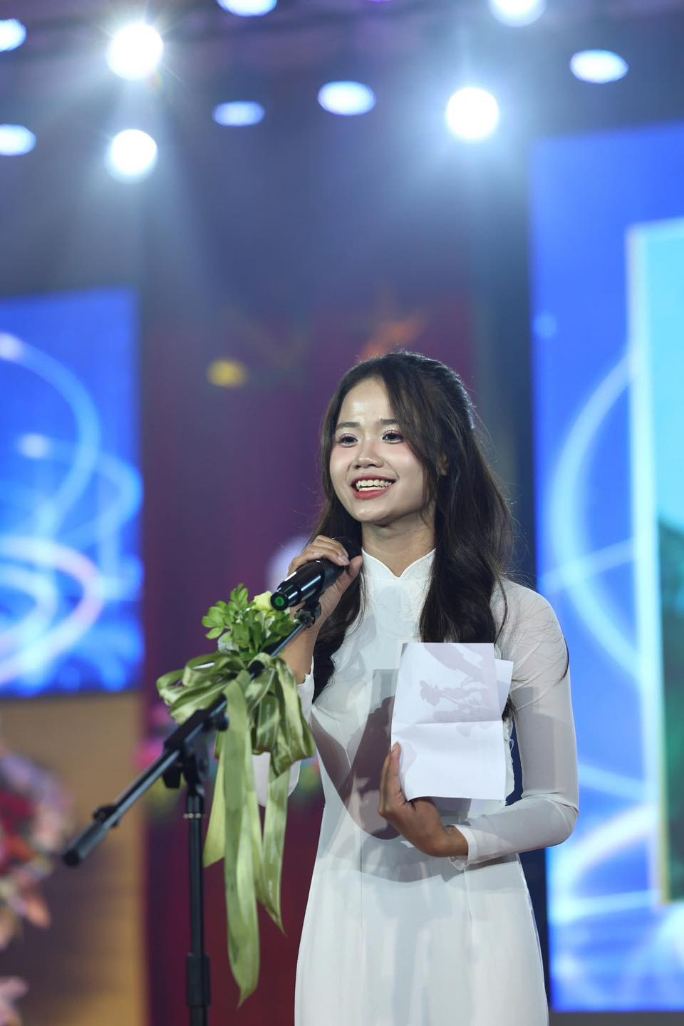 Có thể là hình ảnh về 1 người