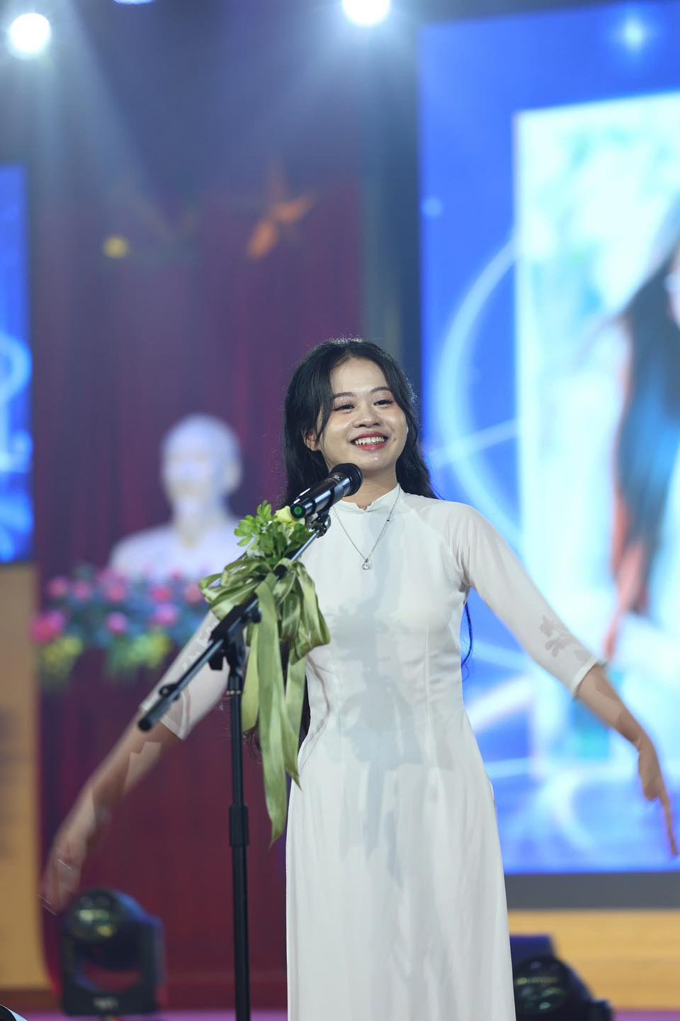 Có thể là hình ảnh về 1 người