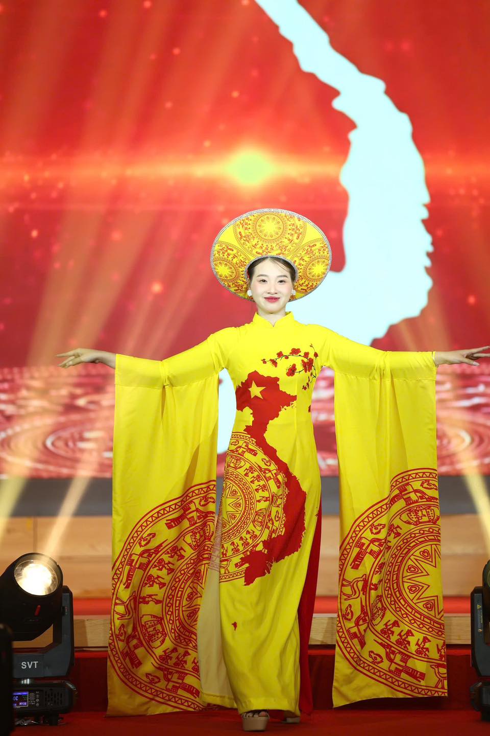 Có thể là hình ảnh về 1 người