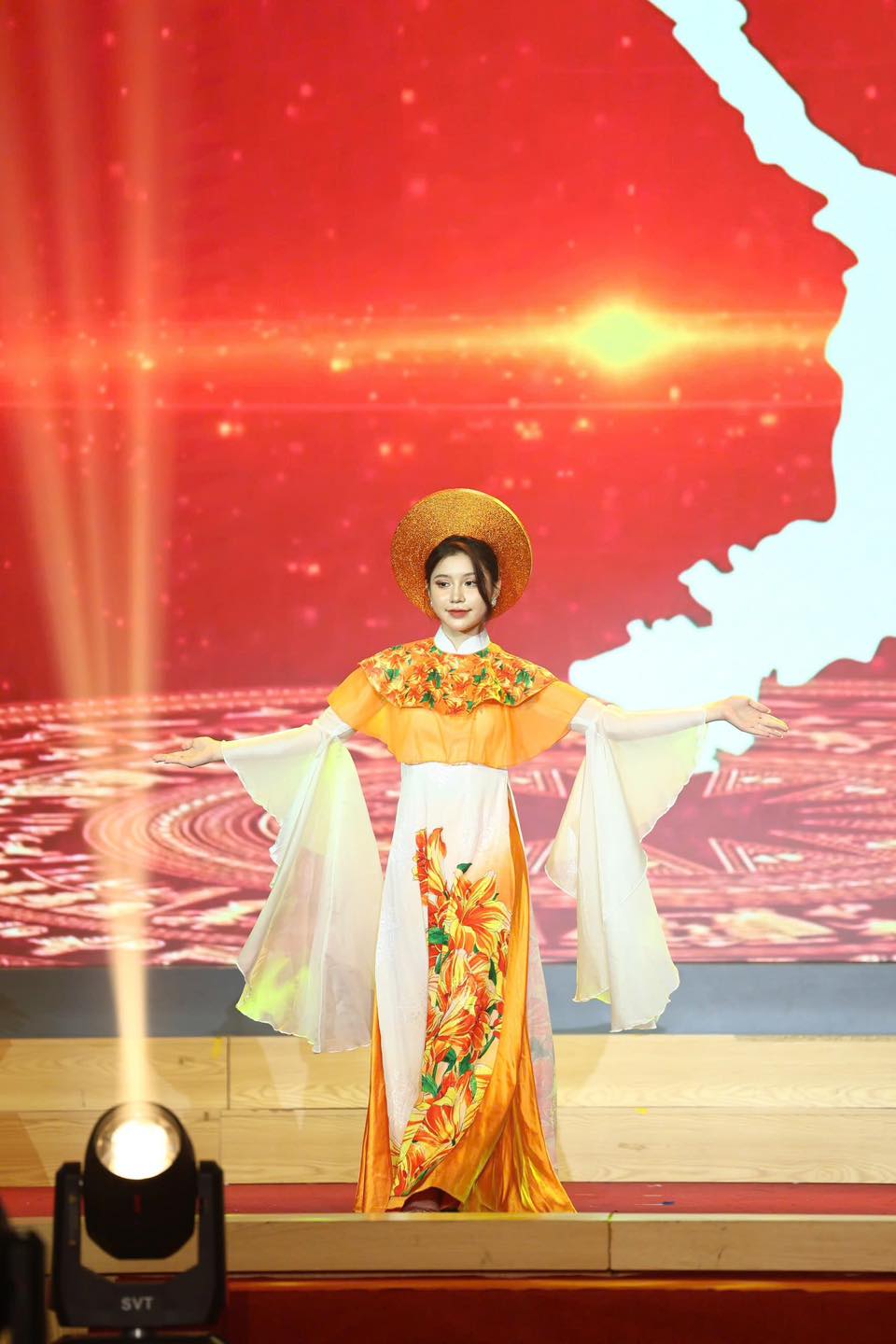 Có thể là hình ảnh về 1 người