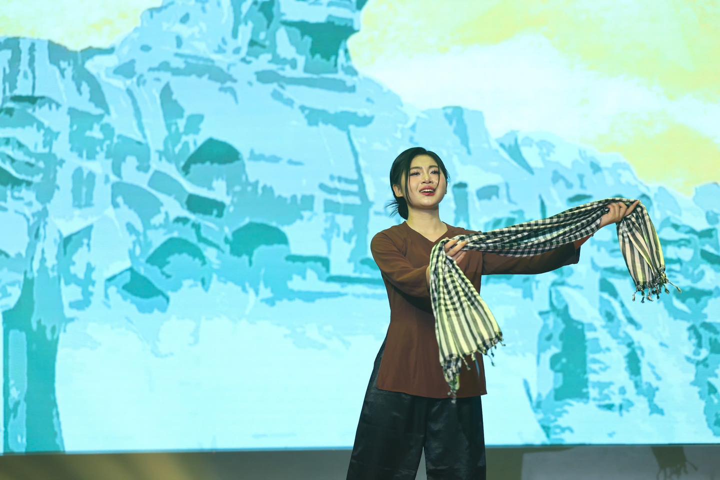Có thể là hình ảnh về 1 người