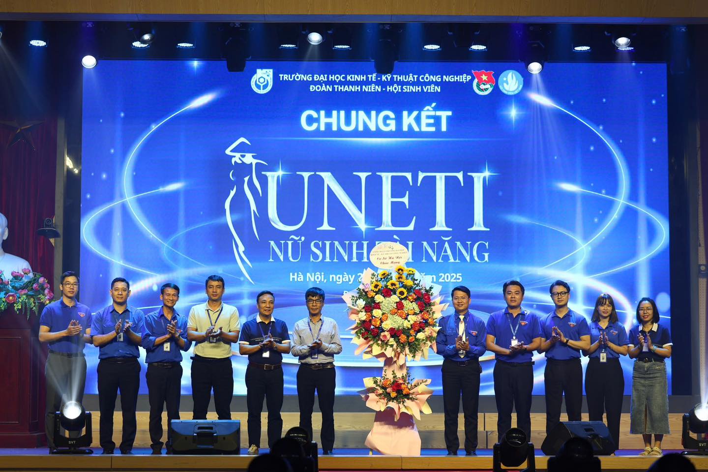 Có thể là hình ảnh về 11 người và văn bản cho biết 'NATTY TRƯỜNG ĐẠI Hoc KINH /-Κ?Ν Te -KY THUẬT CÔNG NGHIỆP ĐOÀN THANH NIÊN HỘI SINH VIÊN CHUNG KẾT TUNETI NỮ SINH NỮSINHEINĂNG R NANG Hà Nội, ngày 2025'