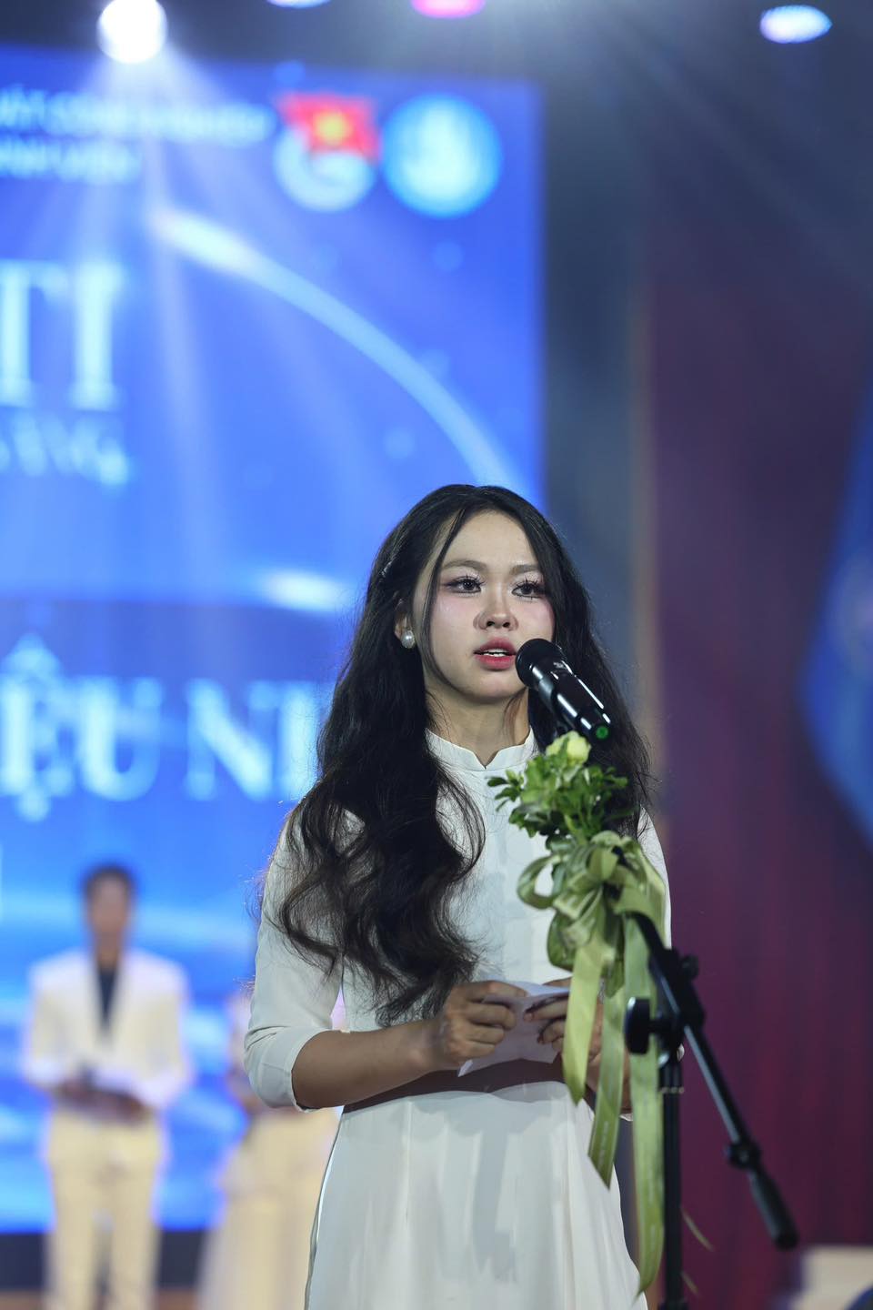 Có thể là hình ảnh về 2 người và văn bản cho biết 'ĐUNI UNI'