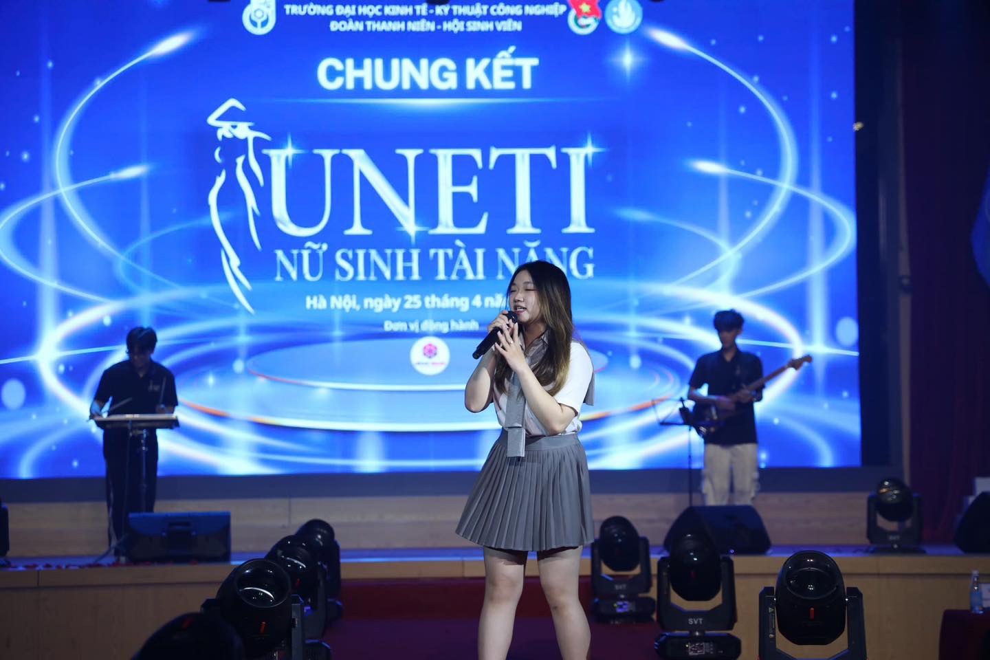 Có thể là hình ảnh về 3 người, đàn violin, sáo và văn bản
