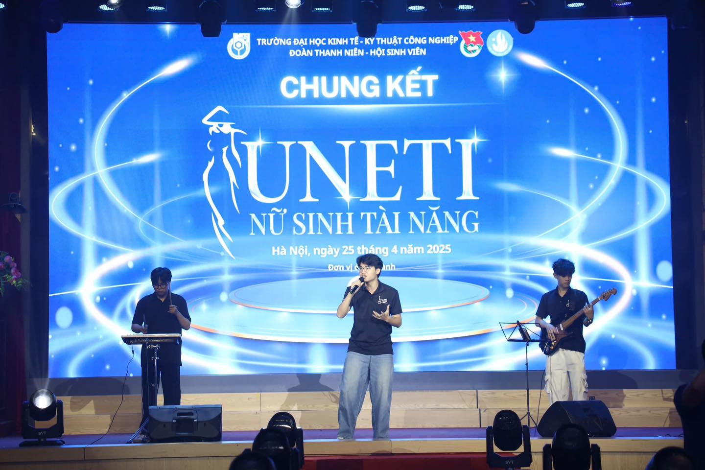 Có thể là hình ảnh về ‎3 người, đàn violin và ‎văn bản cho biết '‎4epbl! -4EyЛbb ة #菌和护 CEMUUIE TRƯỜNG ĐẠI HOC KINH TẾ KY THUẬT CÔNG NGHIỆP ĐOÀN THANH NIÊN- HỘI SINH VIÊN MOKOB adlr CHUNG KẾT UNETI NỮ SINH NỮSINHTÀINĂNG TÀI NĂNG Hà Nội, ngày 25 tháng năm 2025 Donvi. anh.‎'‎‎