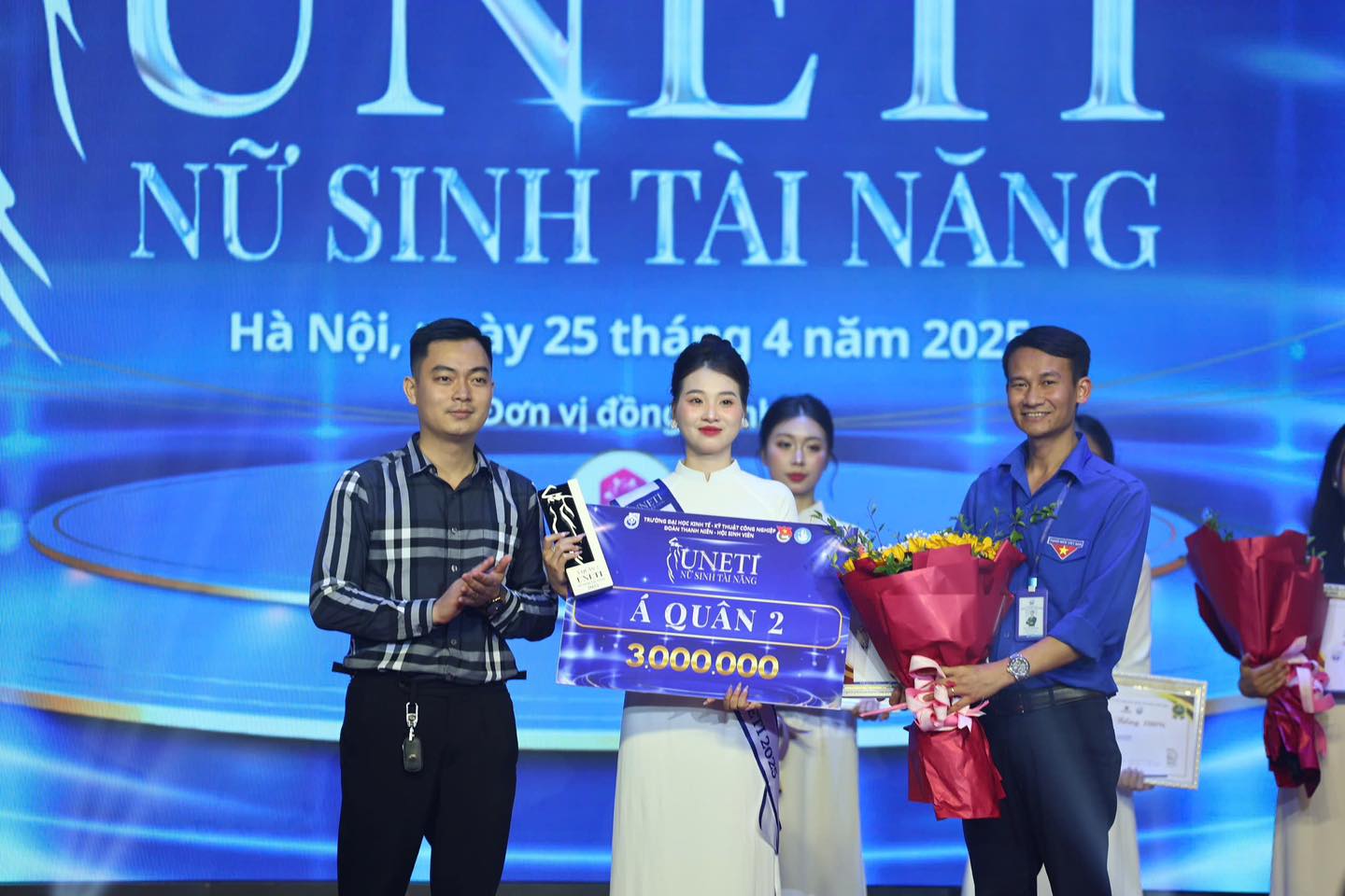 Có thể là hình ảnh về ‎3 người và ‎văn bản cho biết '‎NỮ SINH TÀI NĂNG Hà Nội, ây 25 tháng 4 năm 202F Đơn ơnvđông vị đồng Aetu H r MUNETI Á QUÂN 2 3.000.000 -م‎'‎‎