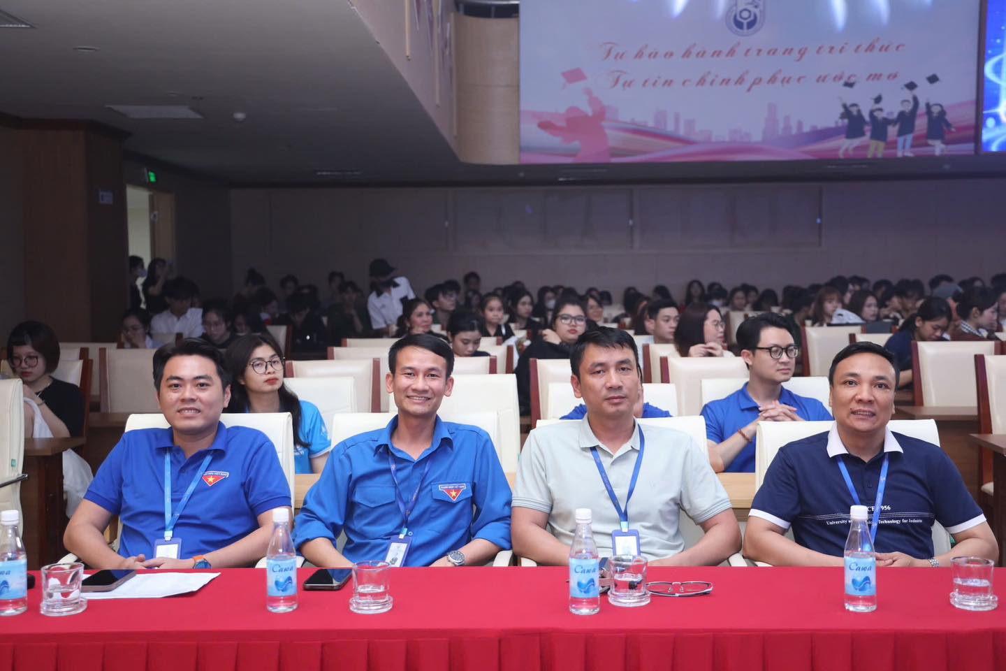 Có thể là hình ảnh về 3 người và văn bản