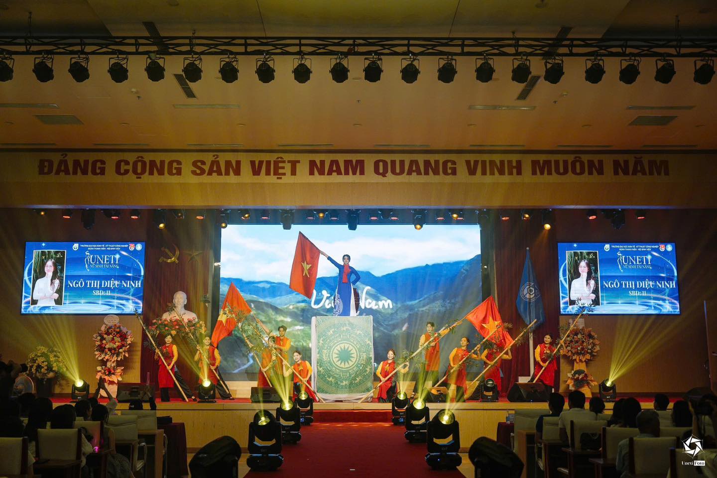 Có thể là hình ảnh về 4 người, thiết bị chiếu sáng, cái bục và văn bản
