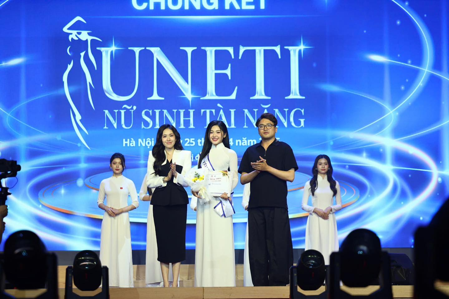 Có thể là hình ảnh về ‎5 người, cái bục và ‎văn bản cho biết '‎ΥΠΟ UNETI NỮ SINH TÀI NANG NỮSINHTÀINĂNG N NG Hà HàNội Nội 25 tt năm فء حياه حن ب‎'‎‎
