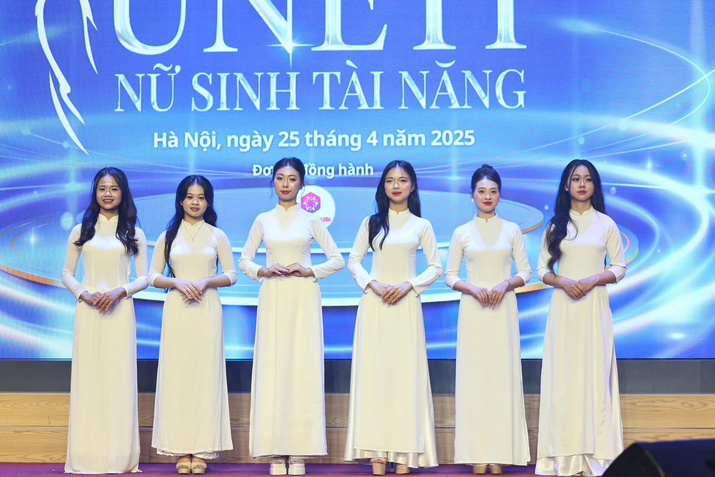 Có thể là hình ảnh về 6 người và văn bản cho biết 'UNCII NỮ SINH TÀI NANG Hà Nội, ngày 25 tháng 4 năm 2025 Đơ Tông Tônghành'