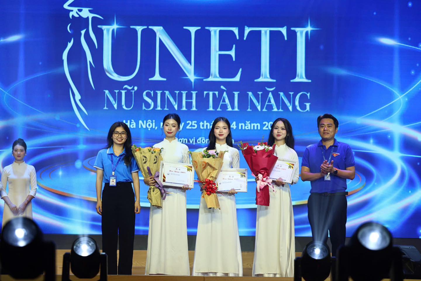 Có thể là hình ảnh về 6 người và văn bản cho biết 'TUNETI NỮ SINH TÀI NĂNG Hà Nội, 25 thí 4 năm 20 on vđon đồn,'