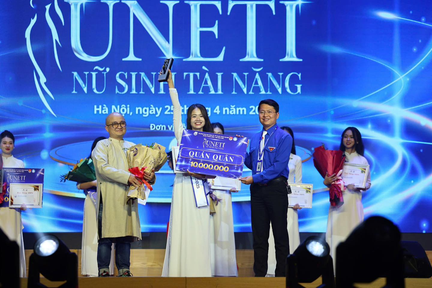 Có thể là hình ảnh về 6 người và văn bản cho biết 'UNETI NỮ SINH TÀI NĂNG Hà Nội, ngày 25 14năm 20 14 Đơnv JUNETT 쌀산 CUNETI QUÁNQUAN QUÁN QUÂN 10.000.000 2025 ٤01'