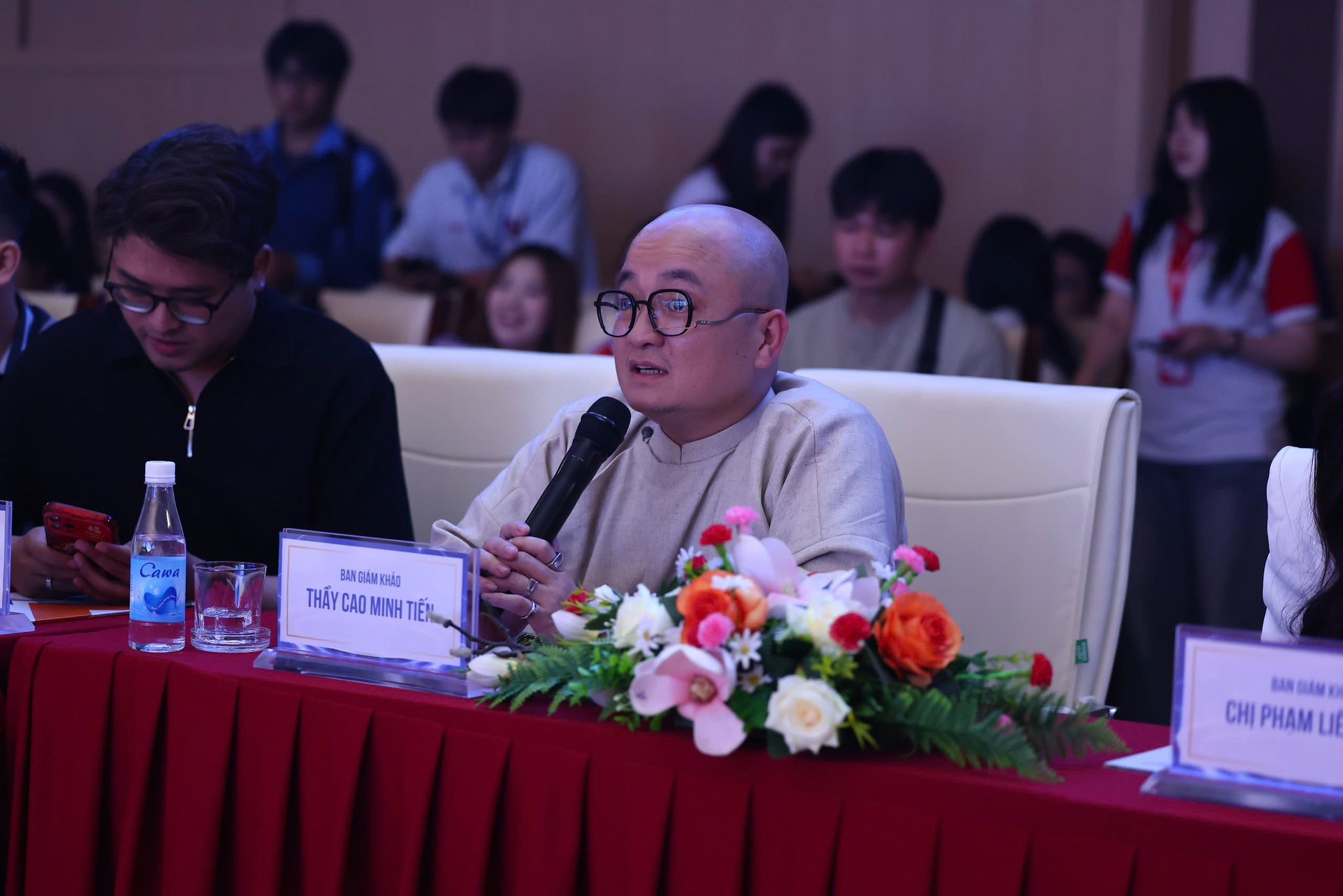 Có thể là hình ảnh về 7 người, cái bục và văn bản