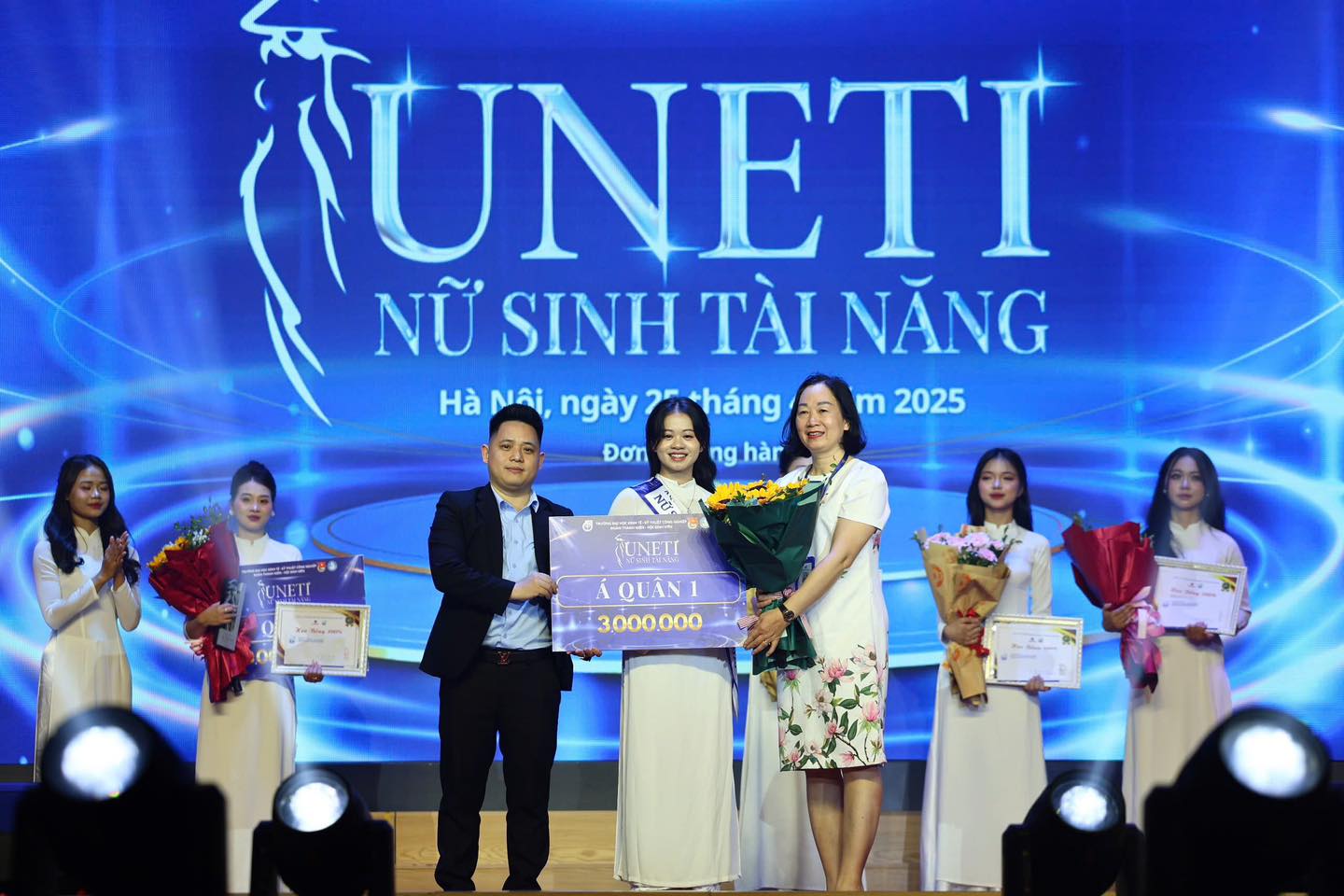 Có thể là hình ảnh về 7 người và văn bản cho biết 'UNETI NỮ SINH TÀI NĂNG HàNôi, , Hà Nai, ngày 25 tháng m 2025 Đơn ng hàr UNET! 제이 UNETI QUÂNI 3000.000'
