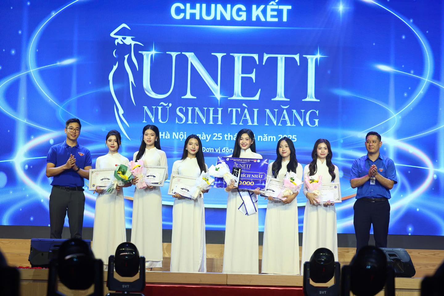 Có thể là hình ảnh về 8 người và văn bản cho biết 'CHUNG KẾT TUNETI NỮ SINH TÀI NĂNG Hà HNộigày25th ày 25 thấ Nội năm năm2025 2025 Đơnvi đồn で· กืน IÍCH NHẤT 0.000'