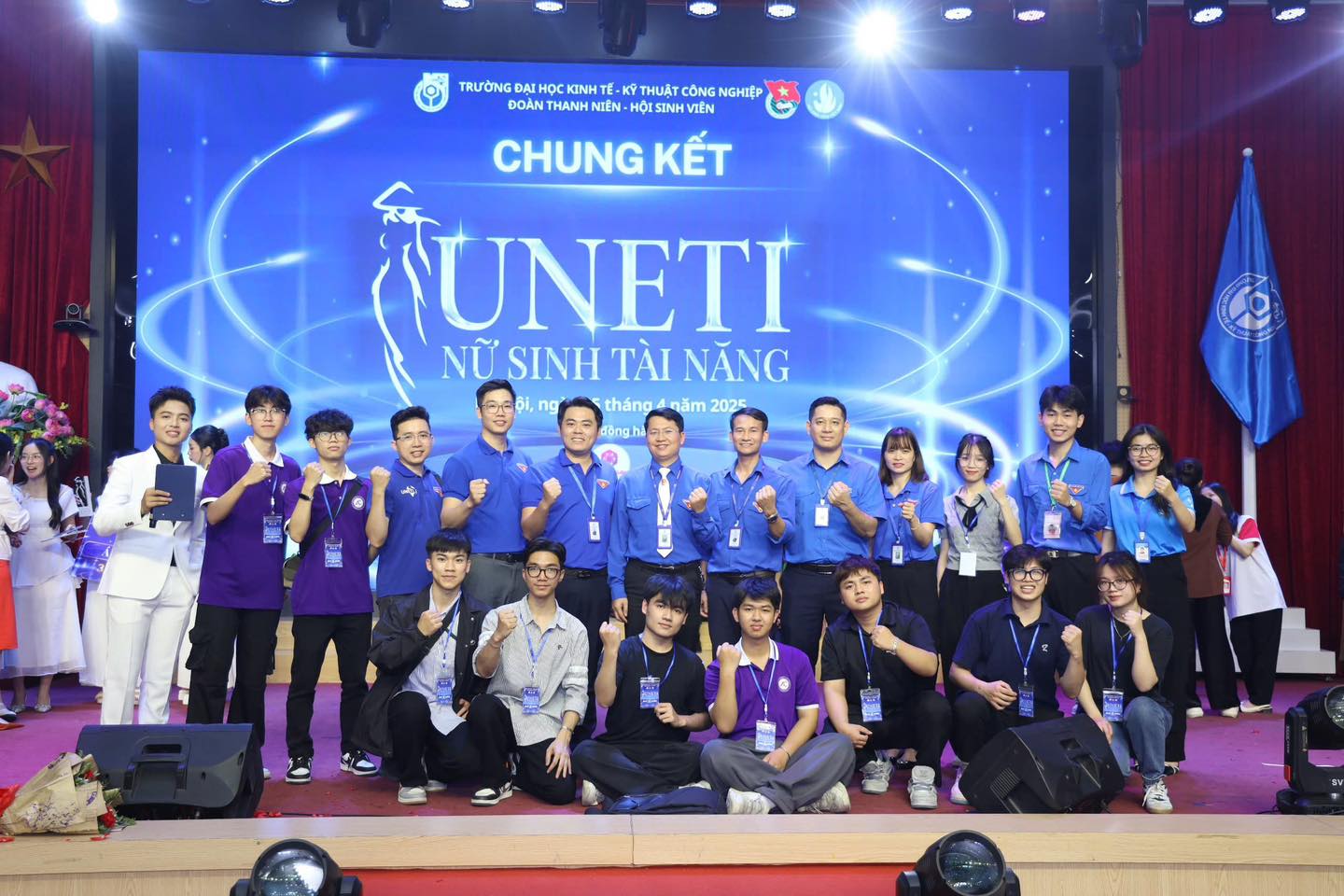 Có thể là hình ảnh về 9 người, đang trình diễn võ thuật và văn bản cho biết '- TRƯỜNG Ho OC KINH E- -KỸ THUẬT CÔNG NGHIỆP ĐOÀN THANH NIÊN HỘI SINH VIÊN CHUNG KẾT TUNETI NỮSINHTÀINĂNG NỮ SINH TÀI NĂNG ng tháng năm 2025 đồng.h'