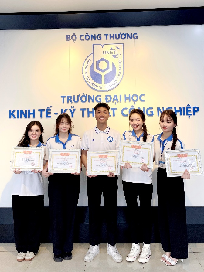 A group of people holding certificates

AI-generated content may be incorrect.