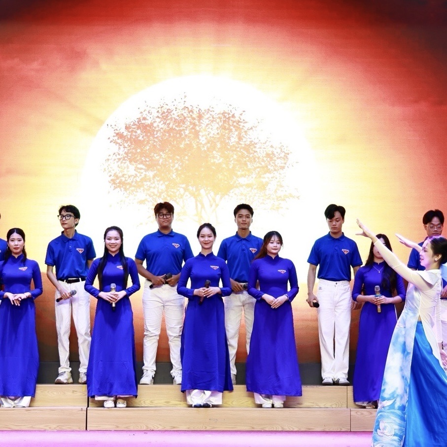 A group of people in blue shirts

AI-generated content may be incorrect.