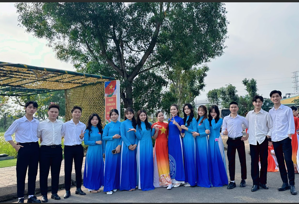 A group of people posing for a photo

AI-generated content may be incorrect.