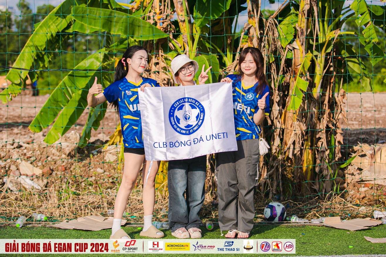 A group of women holding a flag

AI-generated content may be incorrect.