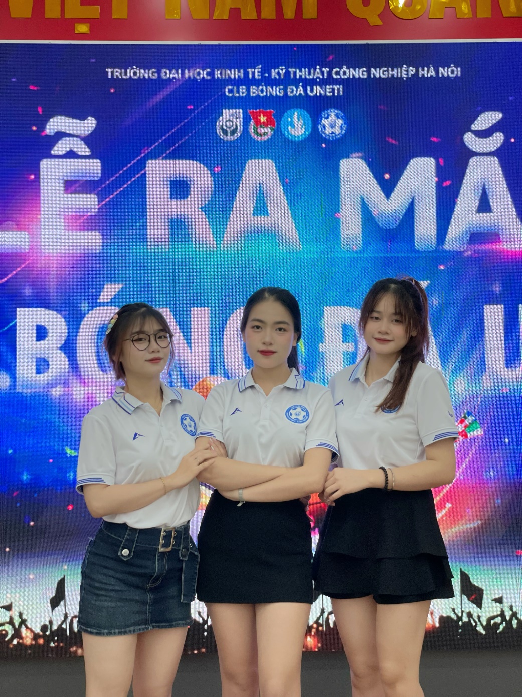 A group of women standing in front of a large sign

AI-generated content may be incorrect.