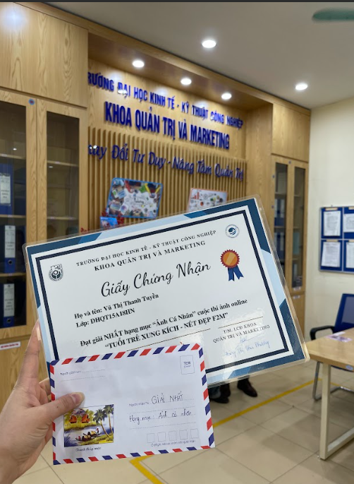 A hand holding a certificate and envelope

AI-generated content may be incorrect.