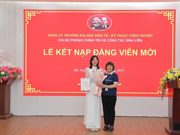 A couple of women standing in front of a large screen

Description automatically generated