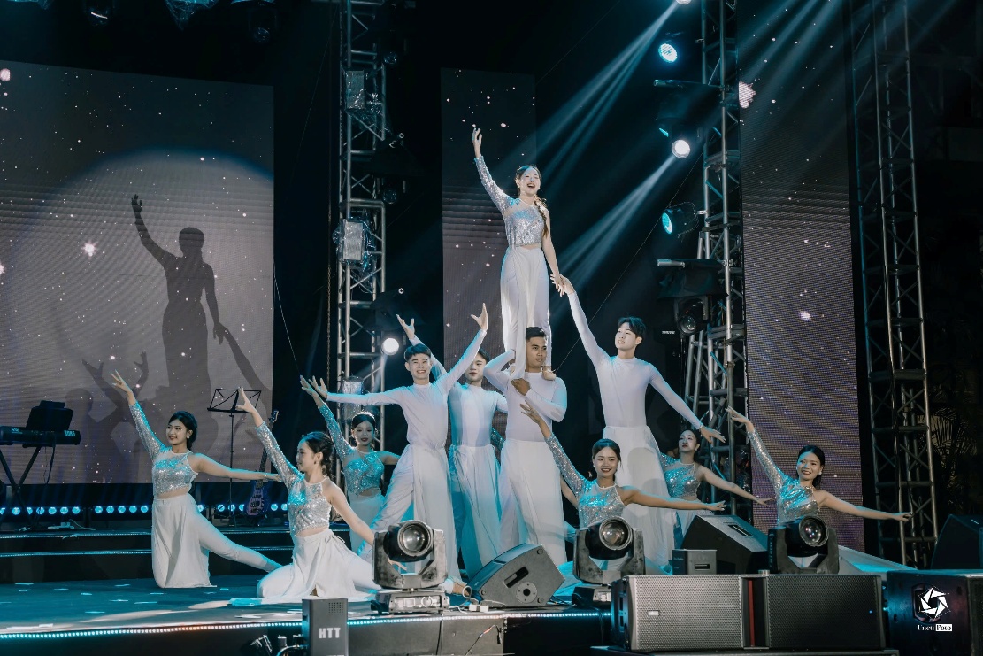 A group of people on a stage AI-generated content may be incorrect.
