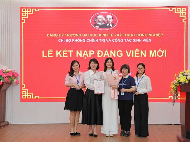 A group of women standing in front of a large screen

Description automatically generated
