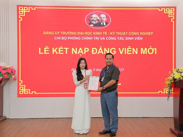 A person and person holding a certificate

Description automatically generated