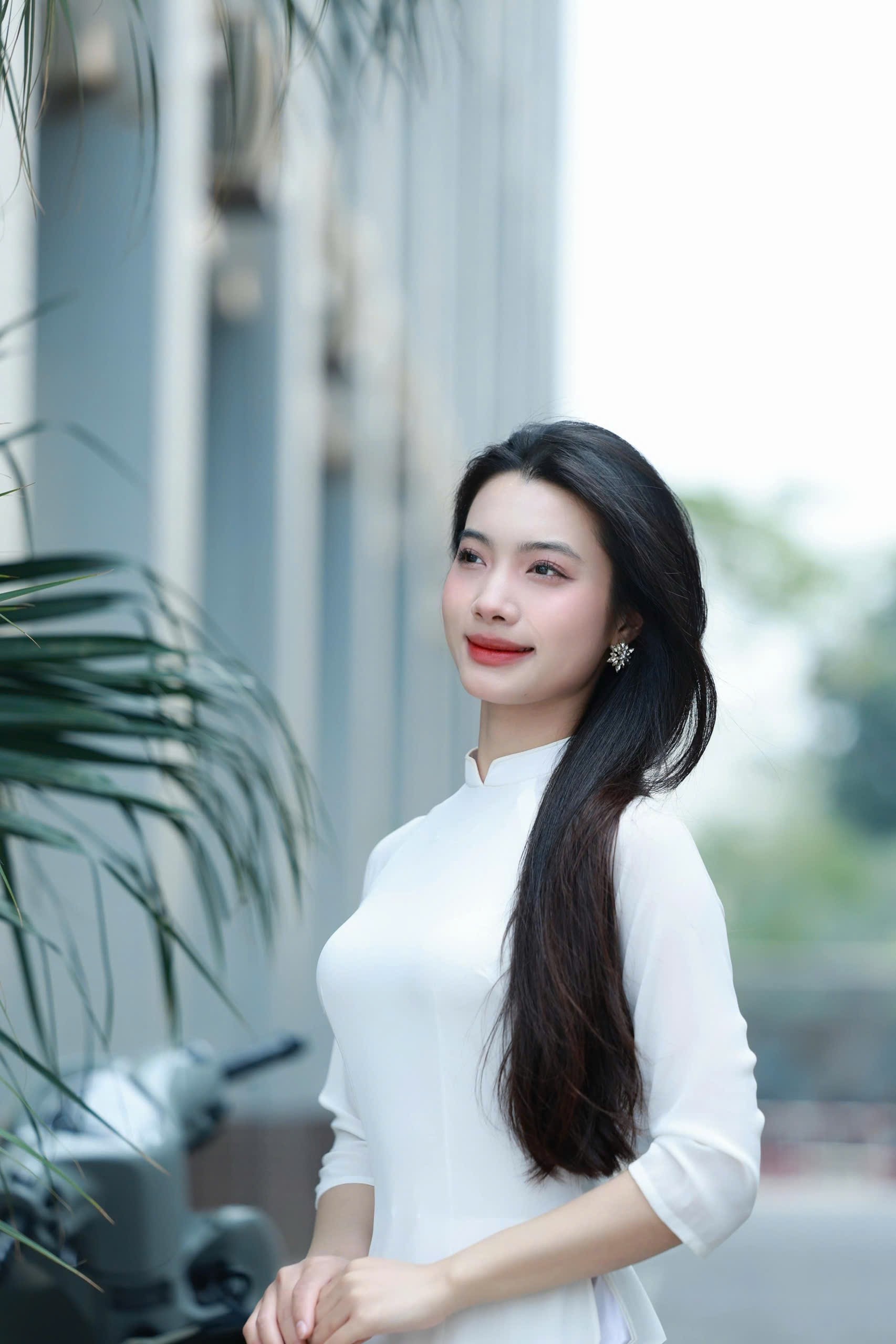 A person with long hair and red lipstick AI-generated content may be incorrect.