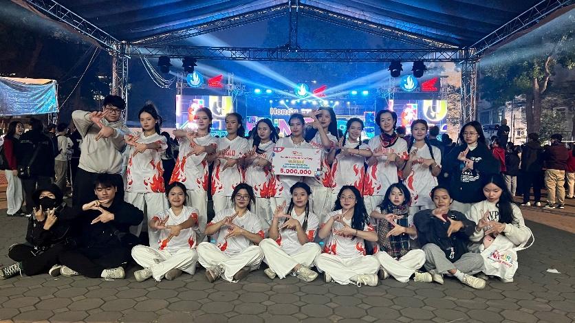 Ảnh có chứa trang phục, người, giày dép, Khiêu vũ Nội dung do AI tạo ra có thể không chính xác.