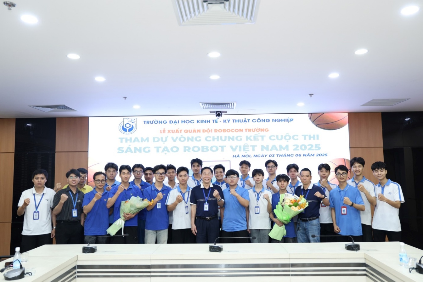 Có thể là hình ảnh về 7 người, mọi người đang chơi bóng rổ và văn bản cho biết 'こなラ Mtetl! κy THUẬT CÔNG NGHIỆP TRƯỜNG ĐẠI HỌC KINH XUẤT QUÂN ĐỌI ROBOCON TRƯỜNG THAM DỤ VONG CHUNG KÊT CUỐC THI SÁNG TAO ROBOT VIET NAM 2025 HÀ NỘI, NGÀY 03 THANG 06 NĂM 2025 Y 聞 最'