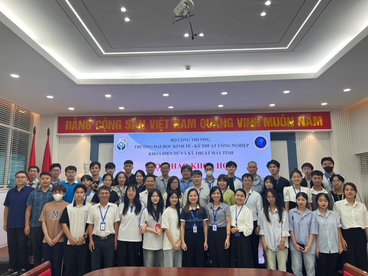 Có thể là hình ảnh về 7 người và văn bản