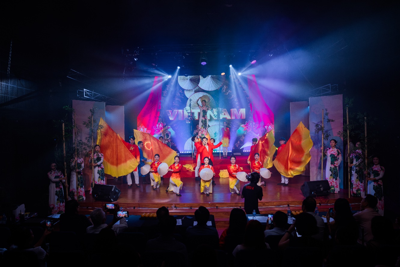 A group of people on a stage AI-generated content may be incorrect.