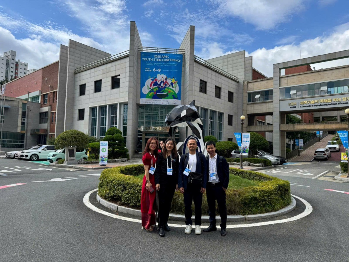 A group of people standing in front of a building

Description automatically generated