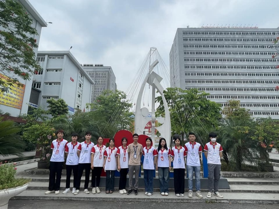Ảnh có chứa ngoài trời, bầu trời, cây cối, người

Mô tả được tạo tự động
