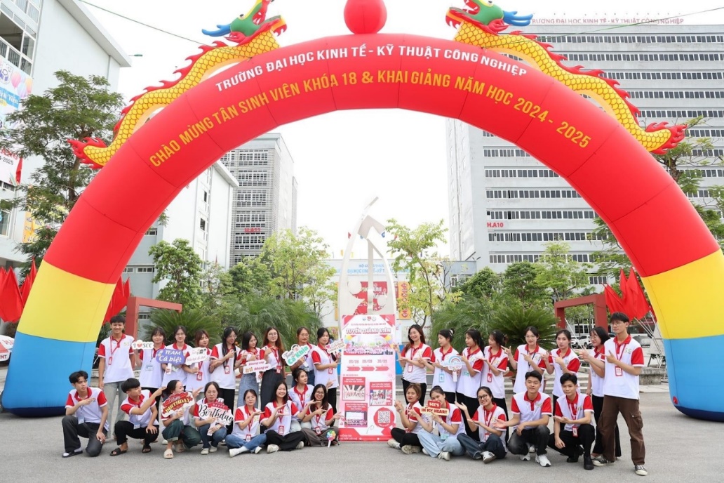 Ảnh có chứa người, ngoài trời, trang phục, nhóm

Mô tả được tạo tự động