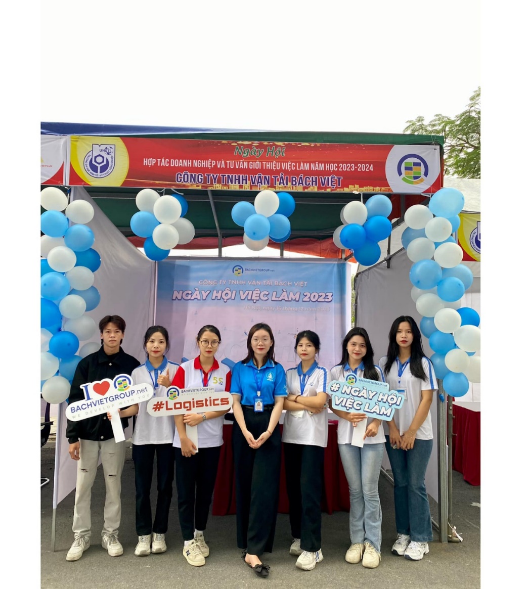Ảnh có chứa trang phục, cười, đồ bò, bóng bay

Mô tả được tạo tự động