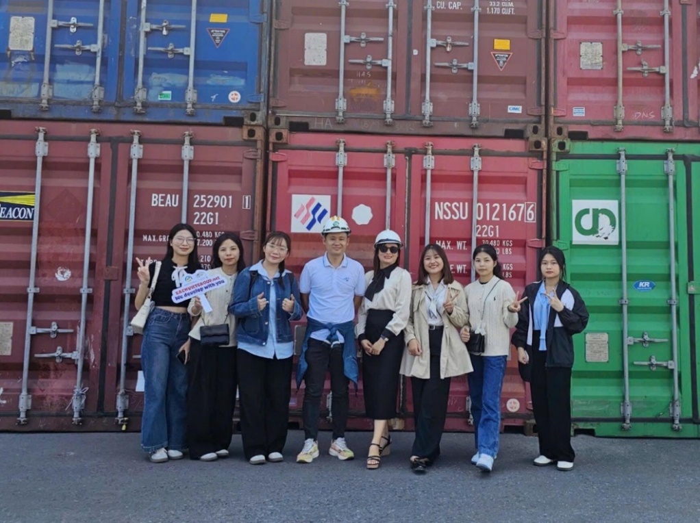 Ảnh có chứa trang phục, giày dép, côngtenơ hàng hóa, côngtenơ đựng hàng vận chuyển

Mô tả được tạo tự động