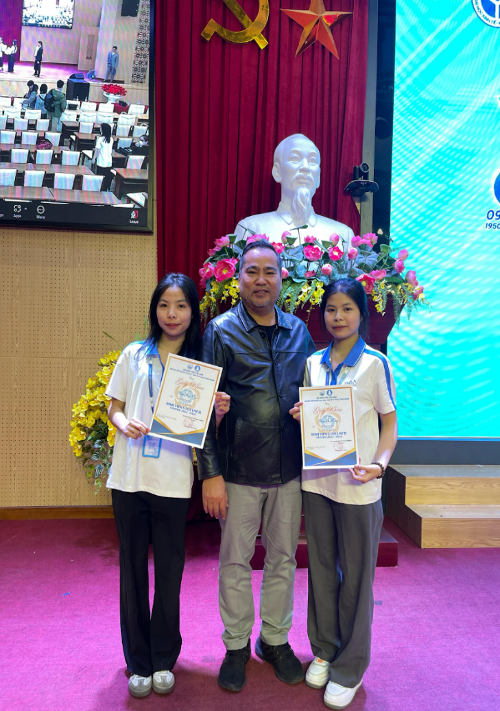 Ảnh có chứa trang phục, người, cười, Mặt người

Mô tả được tạo tự động