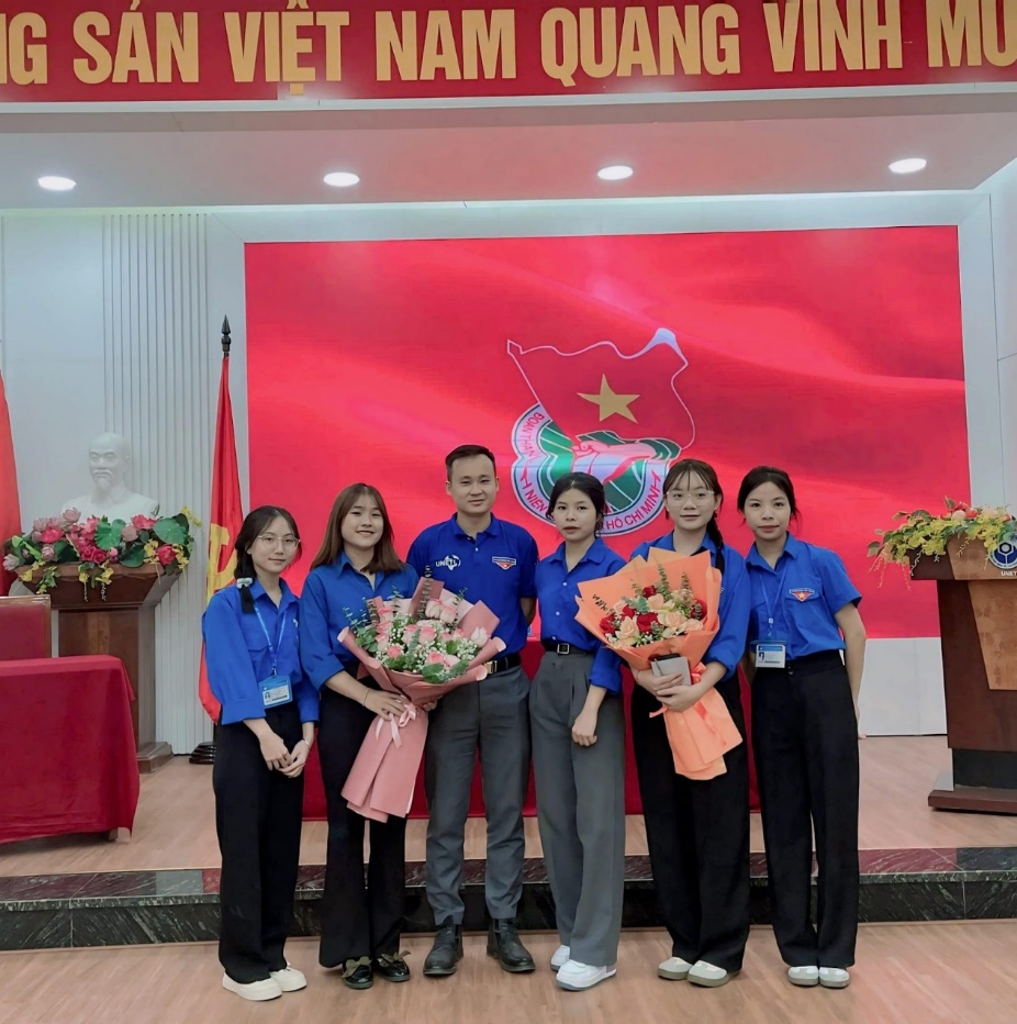 Ảnh có chứa trang phục, người, cười, trong nhà

Mô tả được tạo tự động