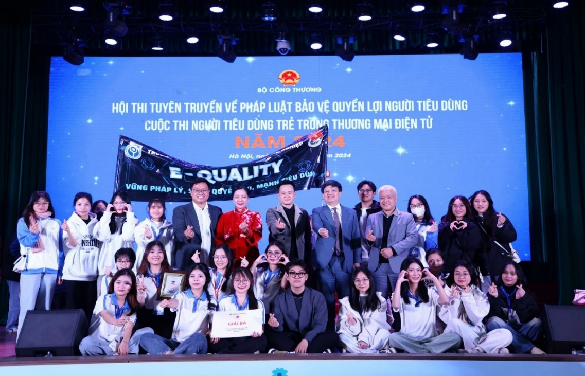 Ảnh có chứa trang phục, người, đàn ông, phụ nữ

Mô tả được tạo tự động