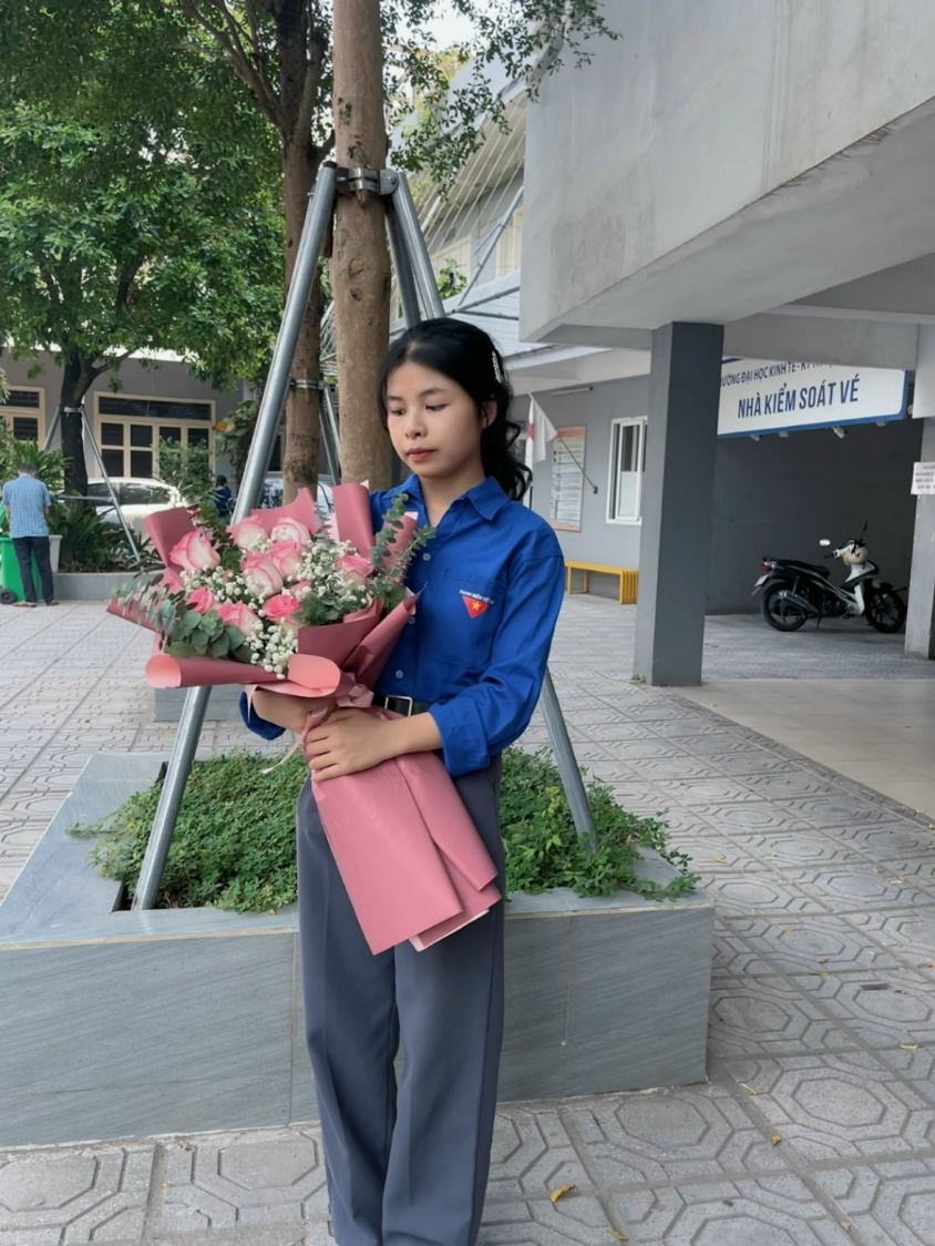 Ảnh có chứa trang phục, người, ngoài trời, tòa nhà

Mô tả được tạo tự động
