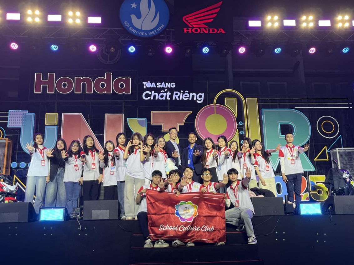 Ảnh có chứa trang phục, người, phụ nữ, sự kiện

Mô tả được tạo tự động