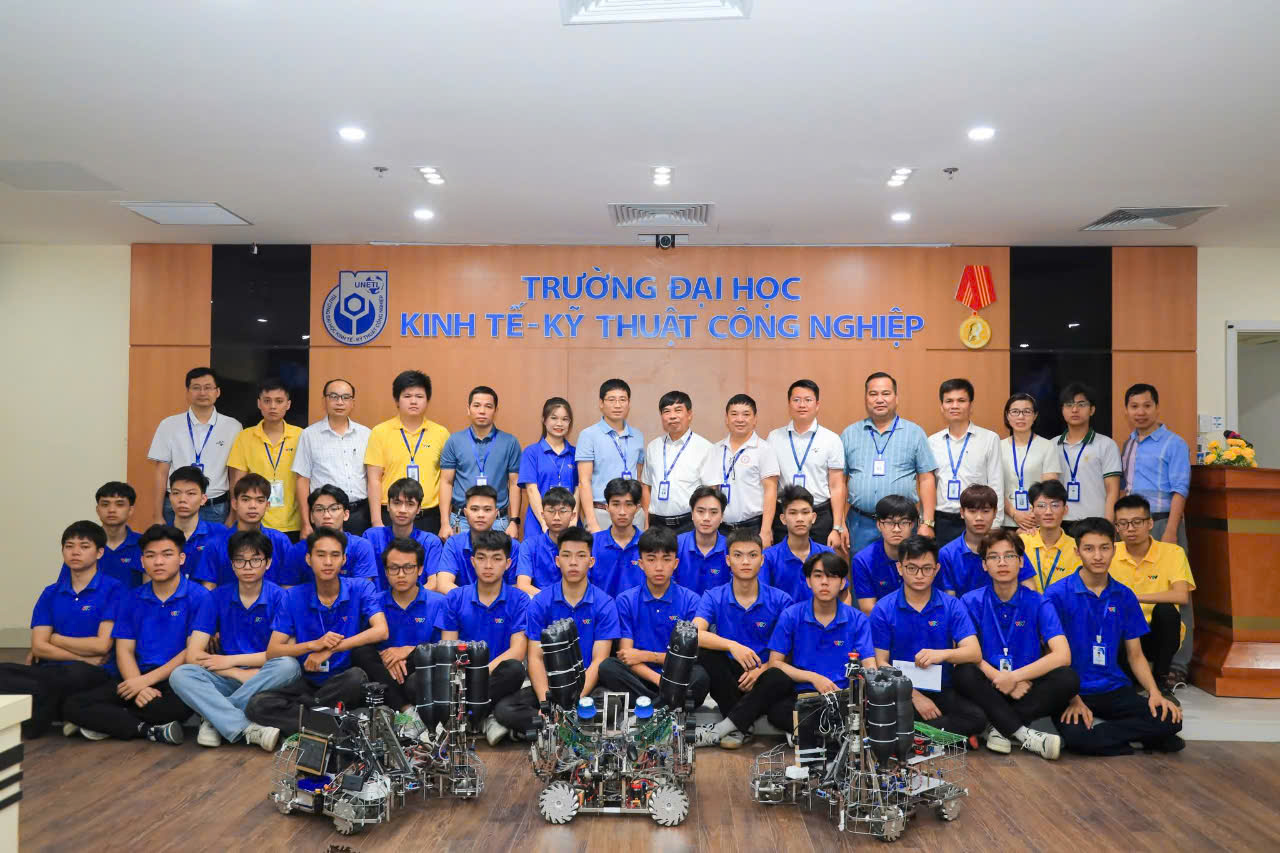 Ảnh có chứa trang phục, người, trong nhà, tường

Nội dung do AI tạo ra có thể không chính xác.