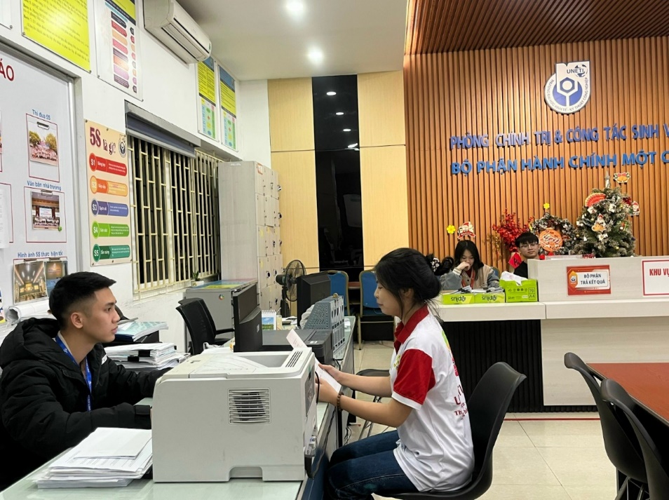 Ảnh có chứa trang phục, người, văn bản, trong nhà

Mô tả được tạo tự động