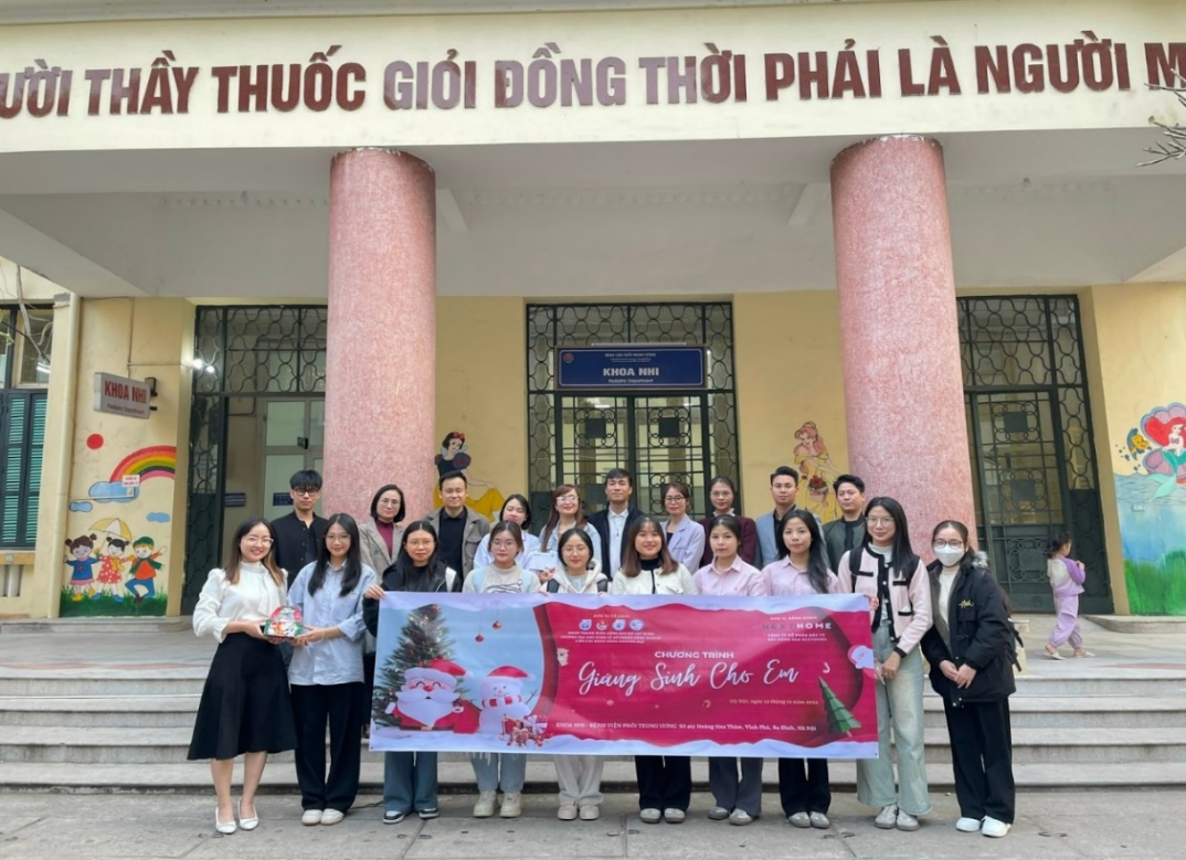 Ảnh có chứa trang phục, tòa nhà, người, con người

Mô tả được tạo tự động